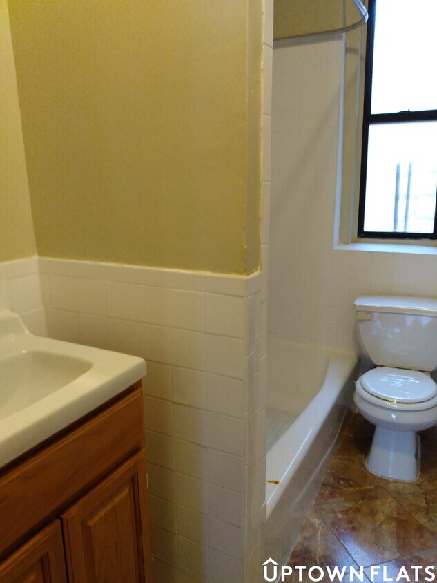 Building Photo - 2835 Bainbridge Ave