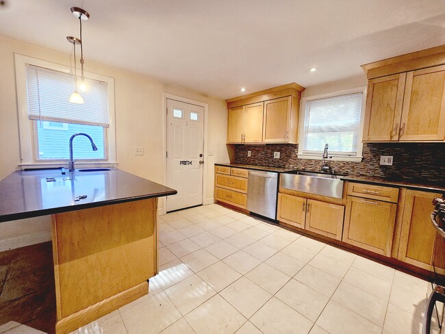 Building Photo - 11 Rockland Pl