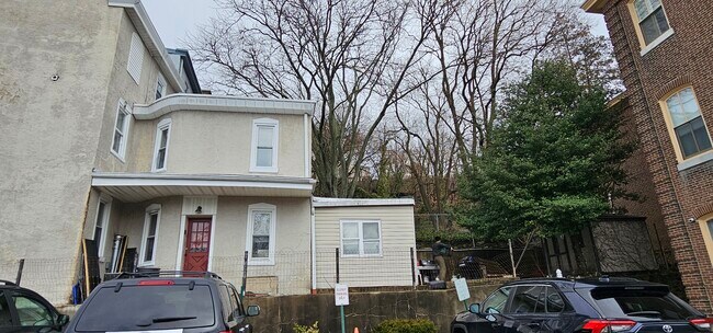 Building Photo - 163 Roxborough Ave