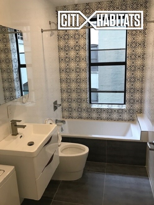 Building Photo - 605 W 151st St