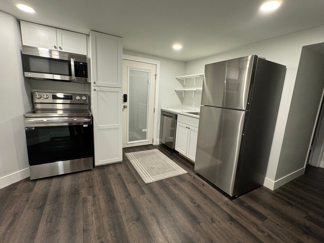 Foto principal - 2482 S Douglas St