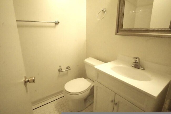 Building Photo - 1 bedroom in Chicago IL 60640