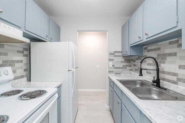 2 habitaciones, 1 baño - 800 pies cuadrados - Cocina - 828 Holly Gardens