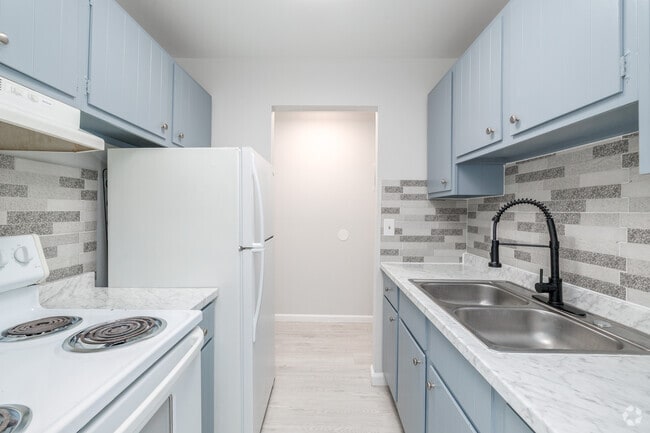 Interior Photo - 828 Holly Gardens