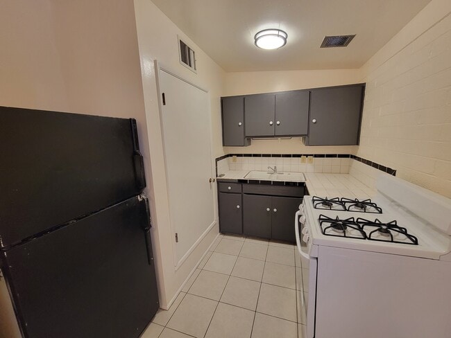 Building Photo - 3423 E Flower St