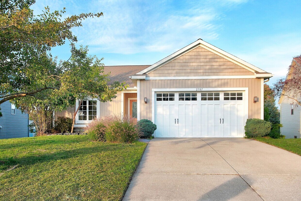 Foto principal - 3 BED 3 BATH HOME ON LAKE