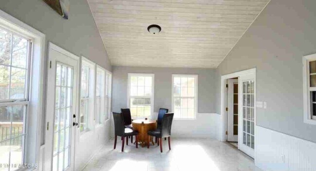 Building Photo - 122 Lee Cir