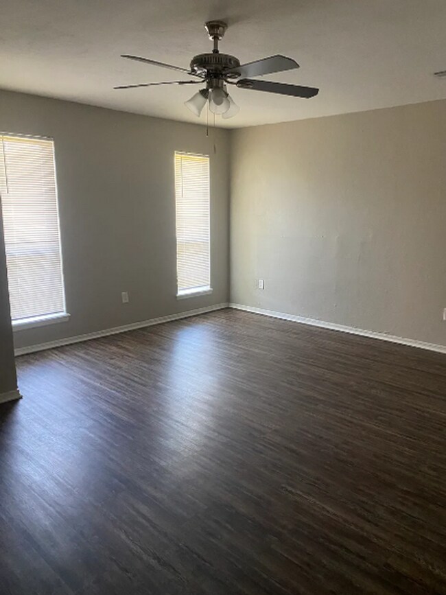 Foto del edificio - Charming 3-Bed, 2-Bath OKC Home with Fenced Yard & Garage!