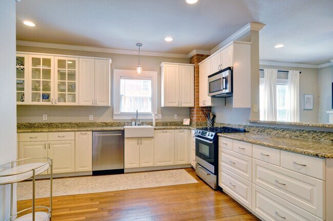 Building Photo - Charming Monticello Bungalow