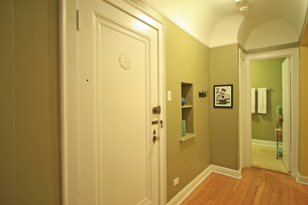 foyer - 1128 Washington Blvd