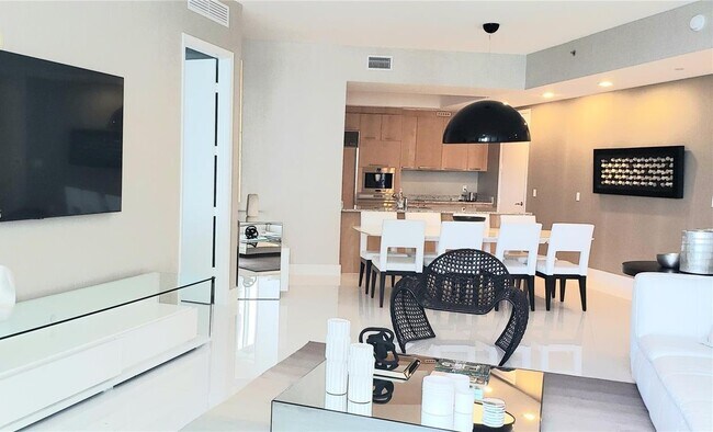 Building Photo - 15811 Collins Ave