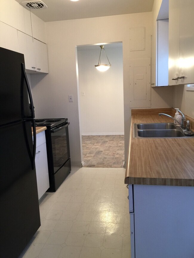 Foto del edificio - 3 bedroom home with fenced yard