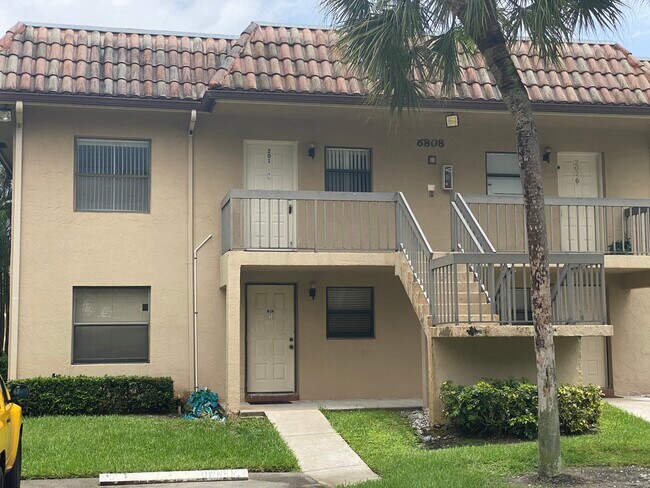 Building Photo - 6808 Palmetto Cir S