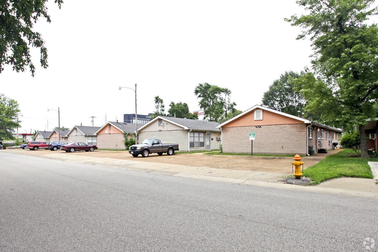 Primary Photo - 4444-4464 Brenton Ave