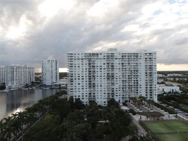 Foto del edificio - 2851 NE 183rd St