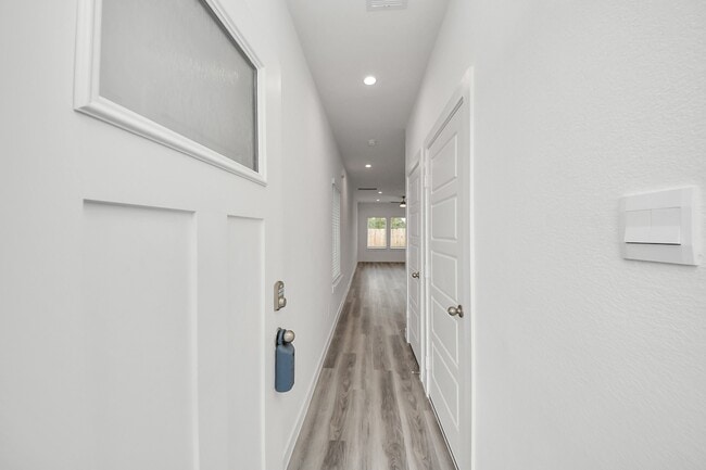 Foto del edificio - 10327 Sylvan Wds Trl