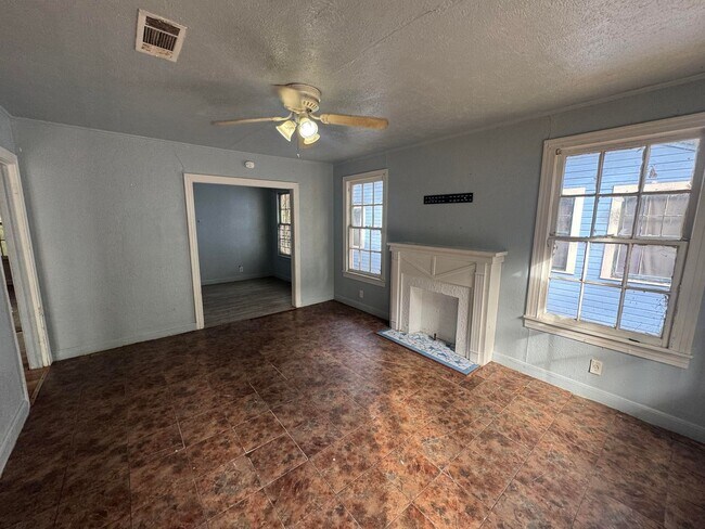 Building Photo - Large 2 Bedroom Home