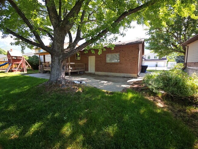 Building Photo - Spacious 4-Bedroom Home with Mountain View...