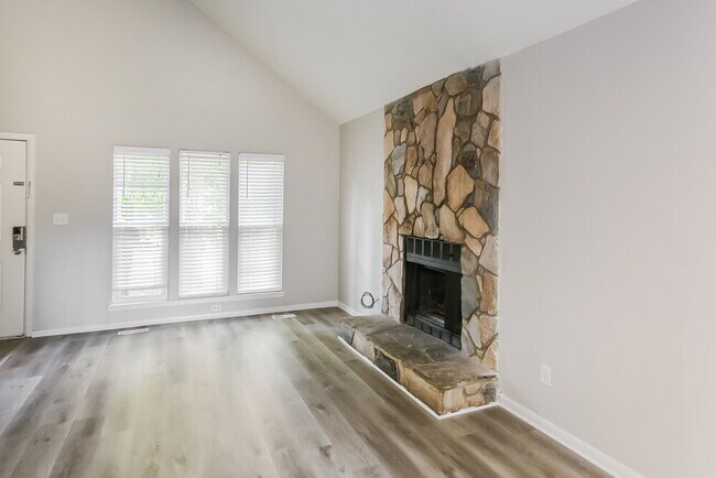 Foto del edificio - 2441 Brook Canyon Dr