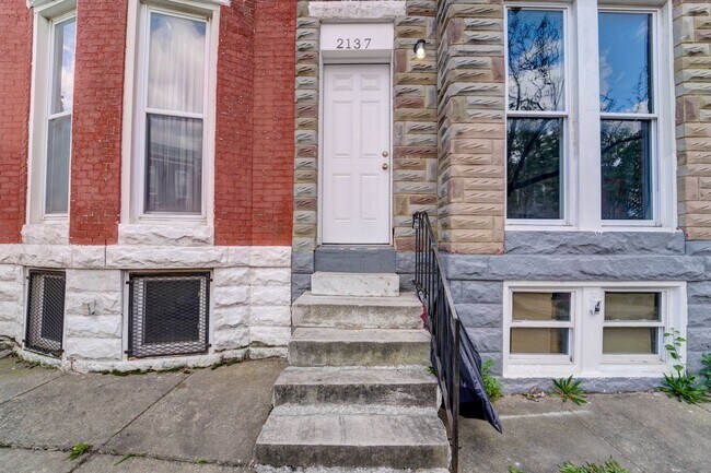 Foto del edificio - Beautifully Updated Townhome in Prime Loca...