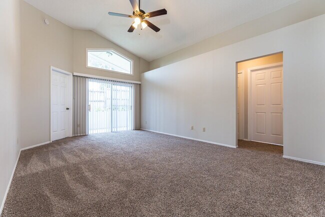 Foto del edificio - 338 Lakebreeze Cir