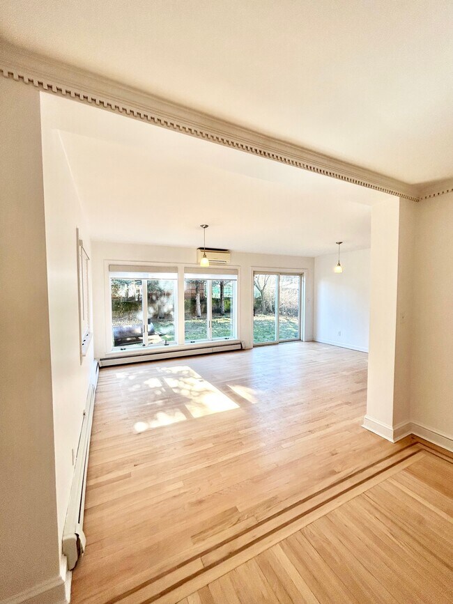 Foto del edificio - 6418 Cromwell Cres