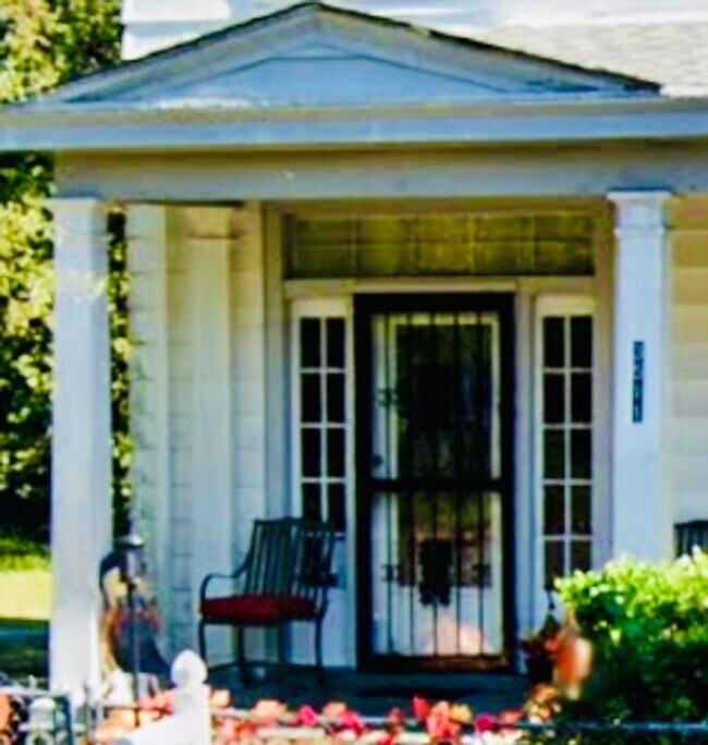 Foto del edificio - Charming 4bdrm/1.5bth Home Located in Richmond's North Highland Park w/Balcony!!