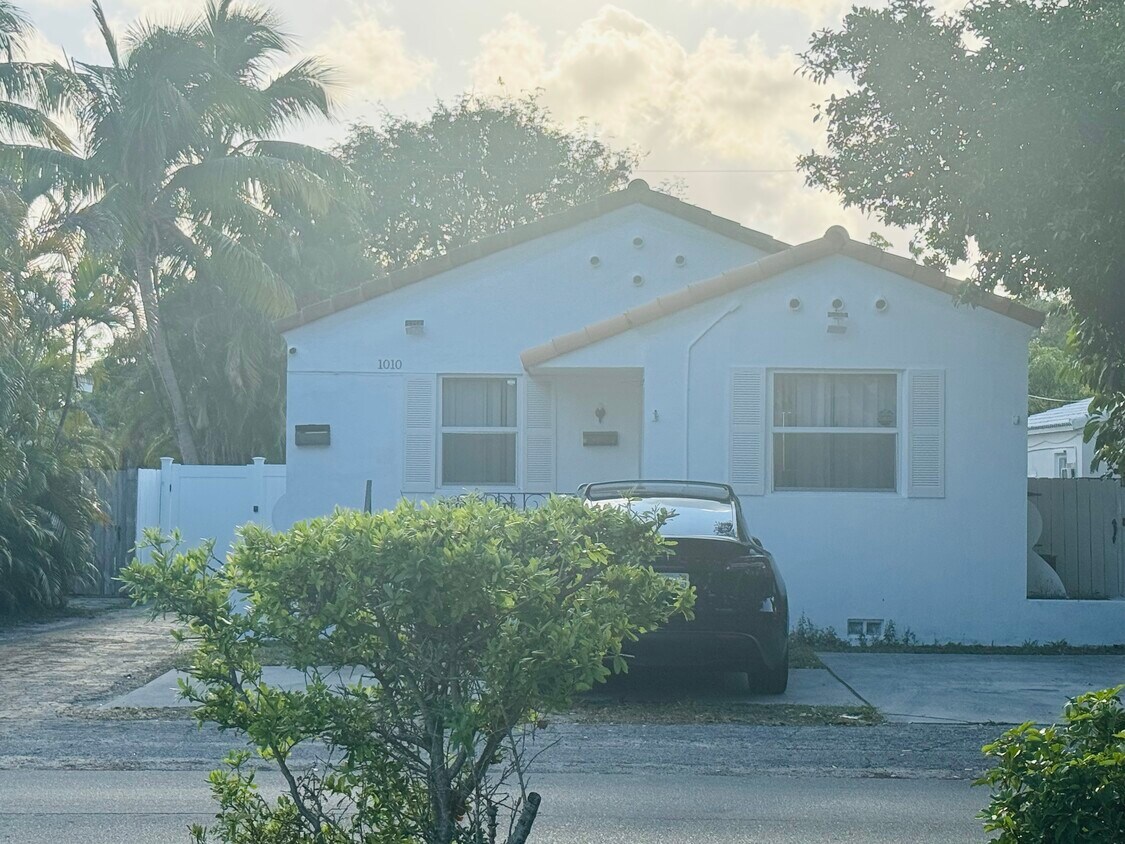 Building Photo - 1010 N 17th Ave