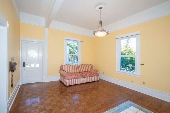 Building Photo - 3 Bedroom - 1 Bath Walk to Town Location