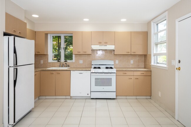 Foto del edificio - 102 Woodland Ave