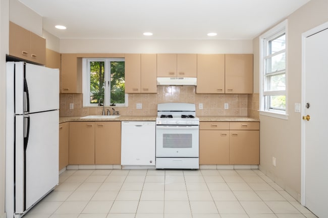 Building Photo - 102 Woodland Ave