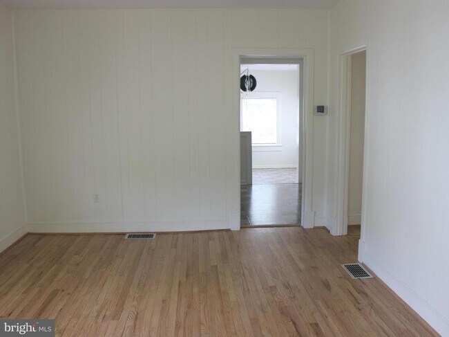 Building Photo - Lovely Cottage with Detached 2-Car Garage