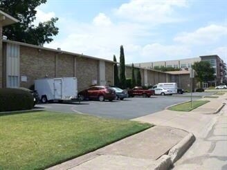 Building Photo - Los Nogales