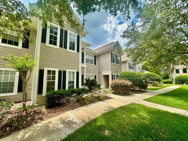 Building Photo - Charming 1-Bedroom Loft-Style Condo in The...
