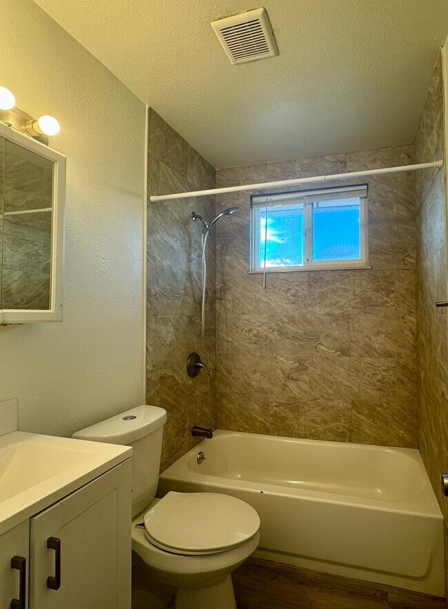 Building Photo - 2 Bedroom 1 Bath In Lakewood! Available Now!!