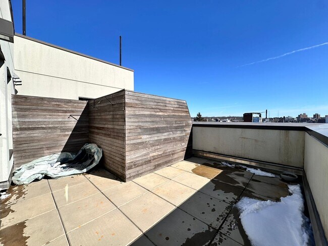 Building Photo - 951 Madison St