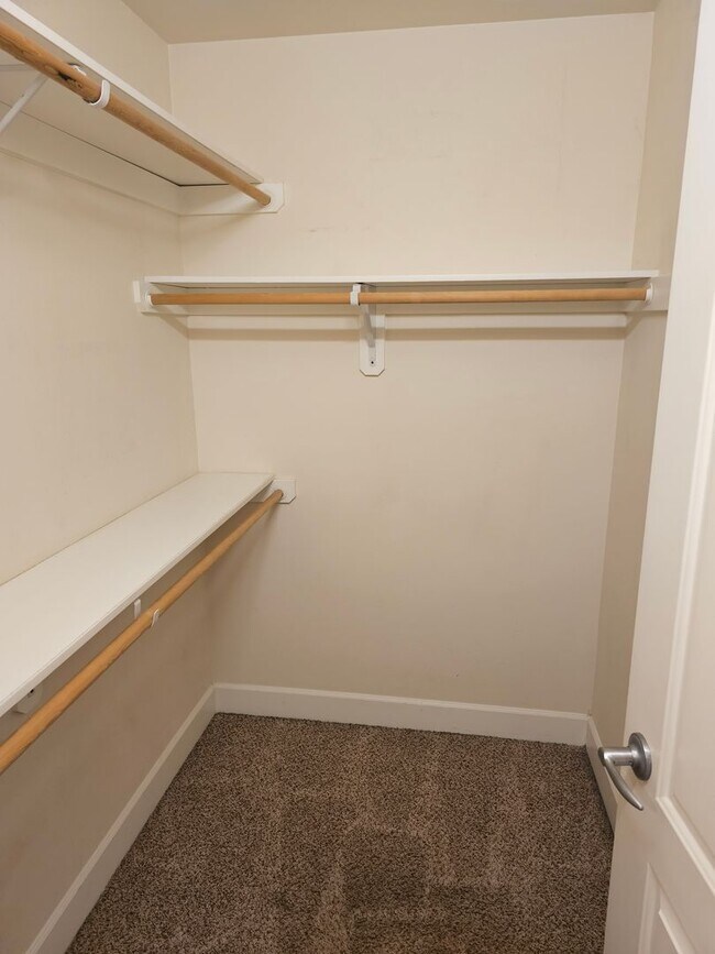 Building Photo - 3 bed 2.5 bath townhouse for rent near base