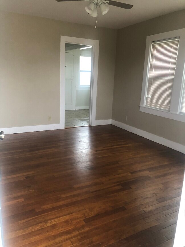 Living - 809 W Williams St