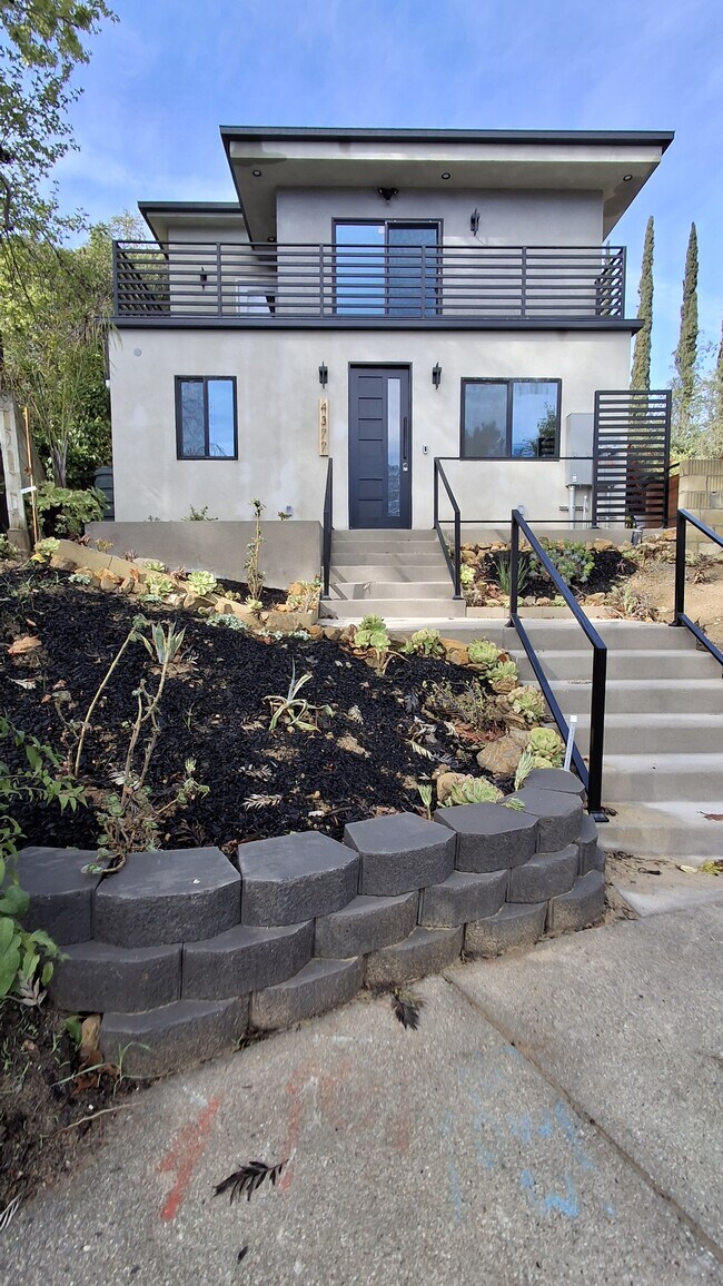 Foto del edificio - 4377 Charlemont Ave