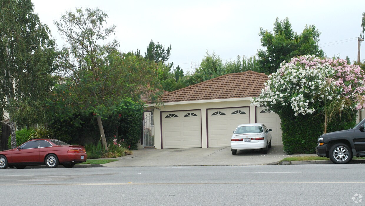 Building Photo - 4497 Hamilton Ave