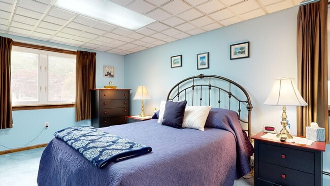 Building Photo - 3bed, 2 bath house with solar panels! No E...