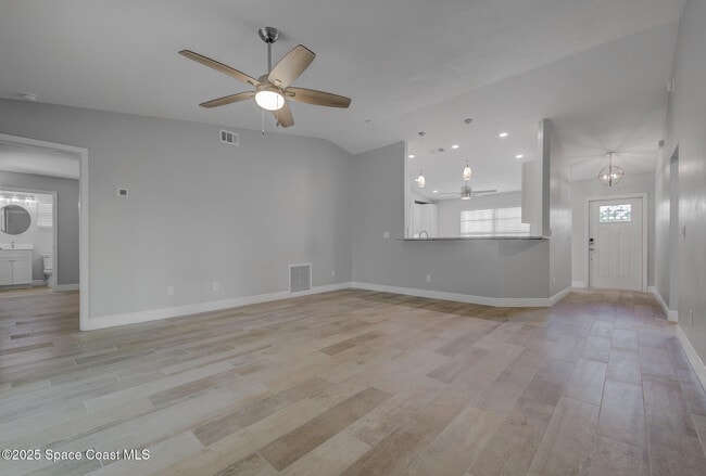 Building Photo - 1325 California Dr
