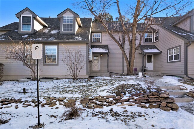 Building Photo - 3 Bedroom Townhouse in School District #12...