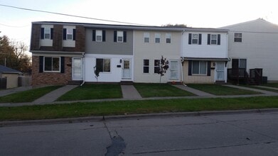 Building Photo - 325 10th Ave N