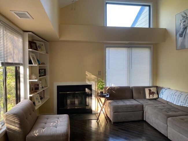 Foto del edificio - Lovely 1 BR/1 BA Loft-Style Condo in Montg...