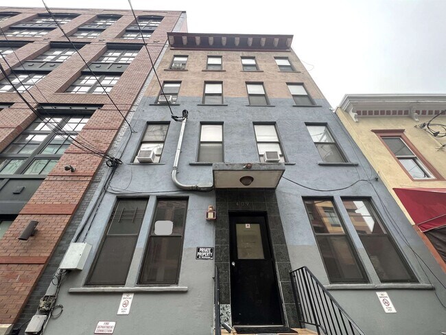 Foto del edificio - 1409 Grand St