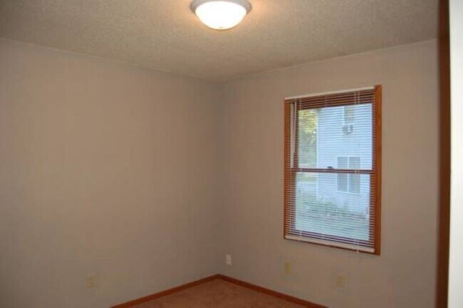 Building Photo - 910 N Dodge St