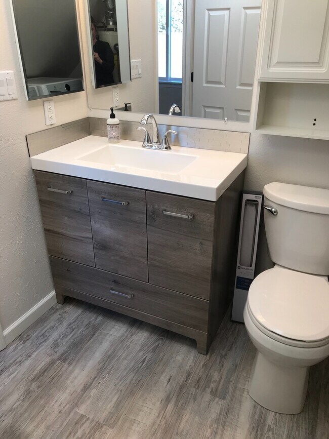 Building Photo - Upper unit in SW Bend Close to Old Mill an...