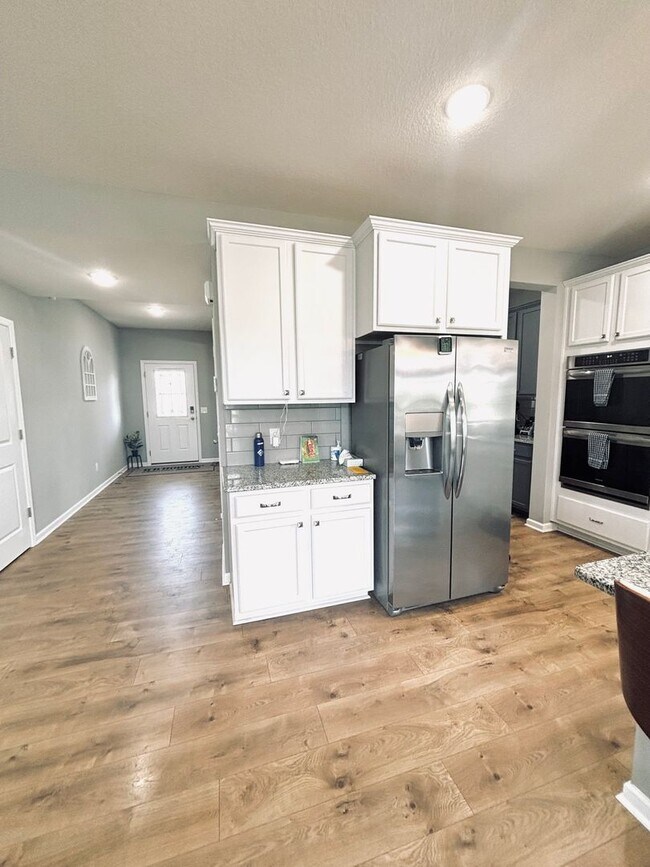 Building Photo - Stunning 5bed/3 1/2 bath Home in Shakopee!