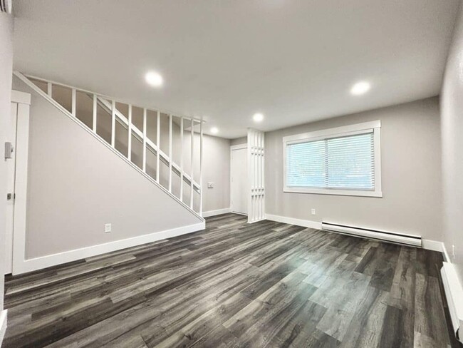 Building Photo - Available Now! Newly Remodeled 2BR Unit in Boulder Fourplex